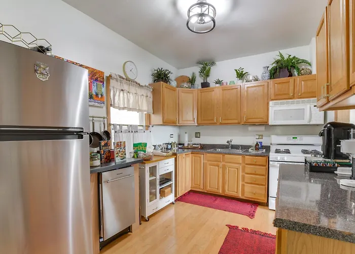 Pet Friendly: 8 Mi To Chicago - Fenced Backyard! Сasa de vacaciones