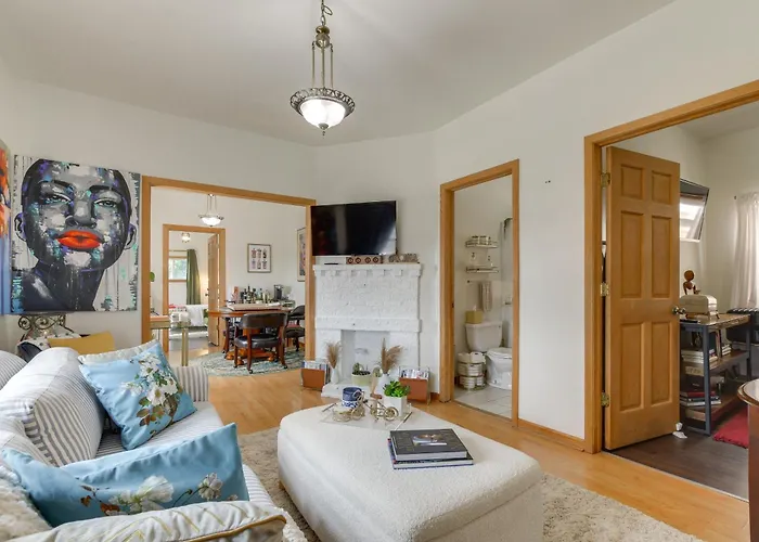 Pet Friendly: 8 Mi To Chicago - Fenced Backyard! Сasa de vacaciones *