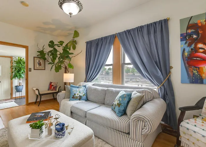 Pet Friendly: 8 Mi To Chicago - Fenced Backyard!