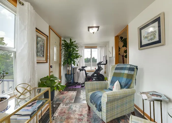 Pet Friendly: 8 Mi To Chicago - Fenced Backyard! Сasa de vacaciones