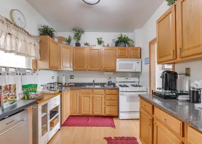 Pet Friendly: 8 Mi To Chicago - Fenced Backyard! Сasa de vacaciones *