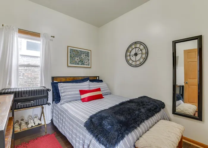 Pet Friendly: 8 Mi To Chicago - Fenced Backyard!