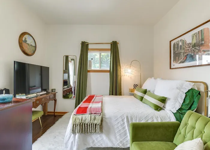 Сasa de vacaciones Pet Friendly: 8 Mi To Chicago - Fenced Backyard!