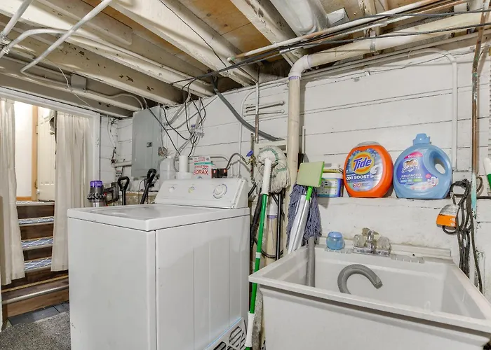 Pet Friendly: 8 Mi To Chicago - Fenced Backyard!