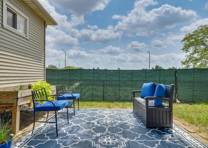Pet Friendly: 8 Mi To Chicago - Fenced Backyard! Сasa de vacaciones
