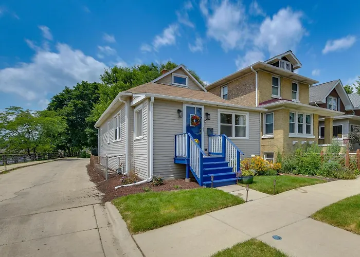 Pet Friendly: 8 Mi To Chicago - Fenced Backyard!