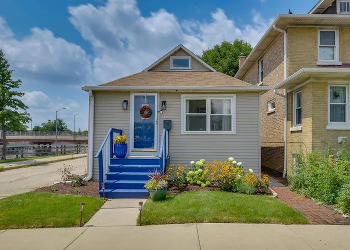 Сasa de vacaciones Pet Friendly: 8 Mi To Chicago - Fenced Backyard!